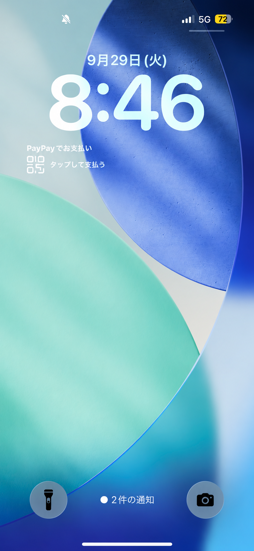 iPhoneのロック画面。時計の下にPayPayでお支払いのウィジェットを配置している